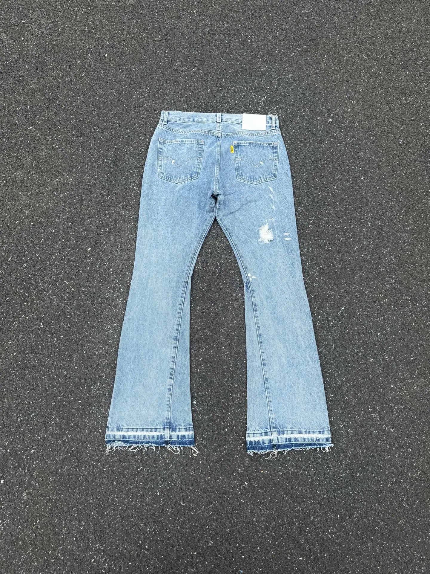 P250💰G70 GALLERY DEPT. Denim bell-bottoms with holes and random threads connected to washed and distressed spliced ​​jeans. GALLERY is attracted by these bell-bottoms. Whether it is a reset of Carhartt or Levis, it has created a strong brand style. Since these pants are modified from rare vintage, the production capacity is limited. Therefore, after many icons wore them, these pants were once hard to find. Later, perhaps due to the improvement of GD's business in the past two years and the expansion of production lines, the brand itself lowered the price, so I can't wait any longer for these pants this year and will definitely buy them. During the process of the denim washing plant, the owner of the washing plant helped introduce a boss who had worked for Levi's foundry and started his own business. This also paved the way for the following styles. Therefore, Levi's remodeled single product for the base plate is really familiar. Whether it is the fabrics supplied or the lathes used in production, there is nothing to choose from. -Color: blue -Size: S-XXL (corresponding to 28-36)